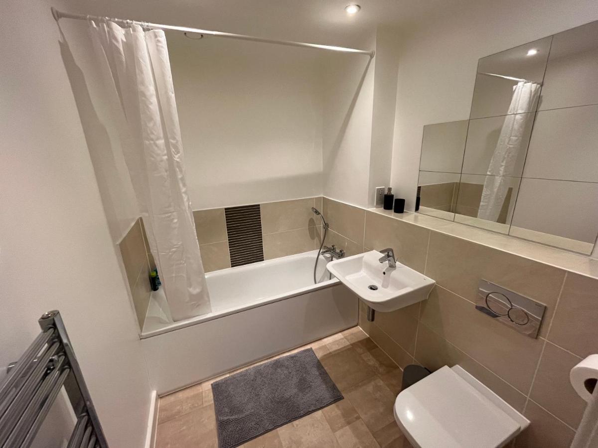 2 Bedroom, 2 Bathroom Modern Apartment Close To Ocean Village, Free Parking, Single Or Double Beds Southampton Buitenkant foto