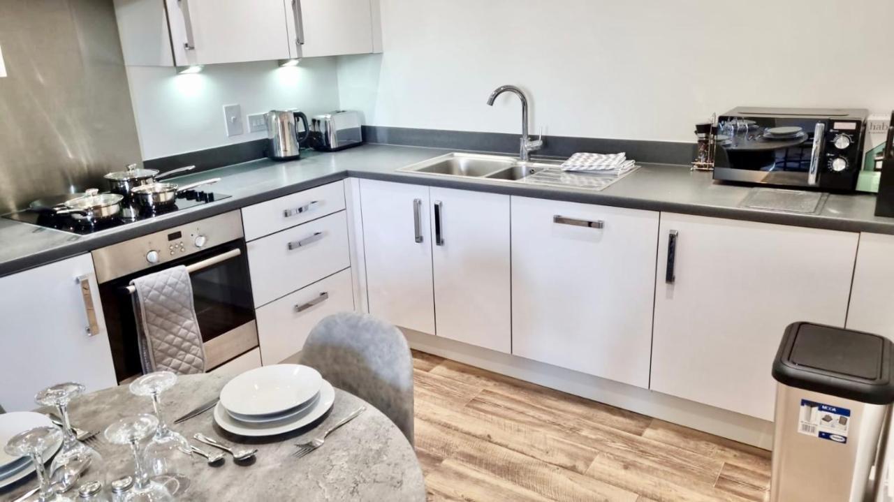 2 Bedroom, 2 Bathroom Modern Apartment Close To Ocean Village, Free Parking, Single Or Double Beds Southampton Buitenkant foto